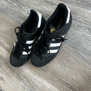 Black Adidas Superstar Kicks